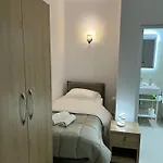 Familja Cuni מלון טת