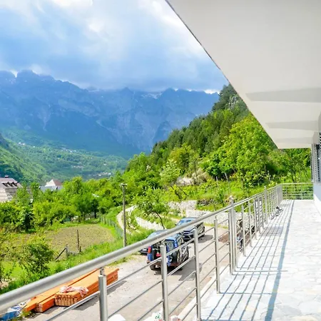 Hotel Familja Cuni 3*