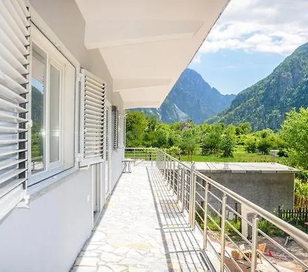 Hotel Familja Cuni 3*