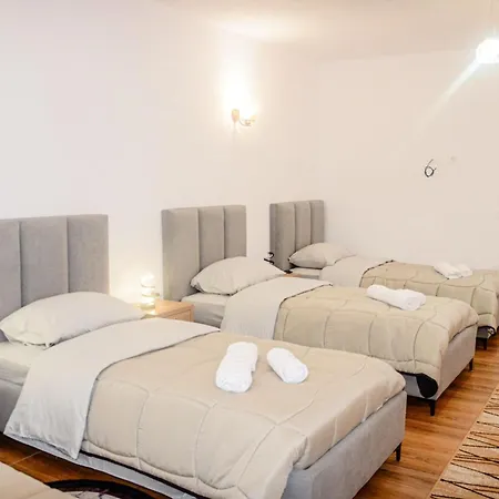 Hotel Familja Cuni 3*