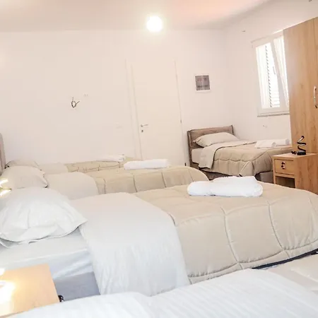 Familja Cuni 3* Theth