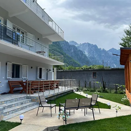 Familja çuni Hotel 3*