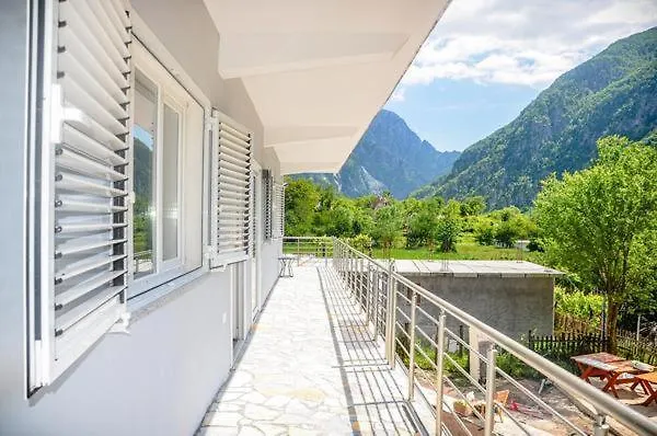 Hotel Familja Cuni 3*