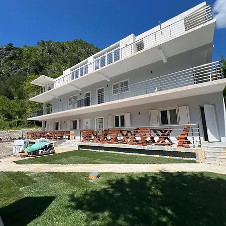 Hotel Familja Cuni