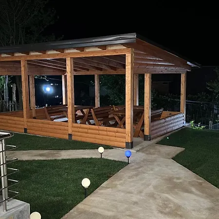 Familja Cuni Hotell Theth