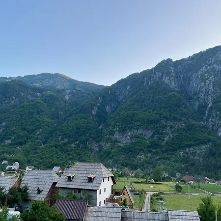 Hotel Familja Cuni