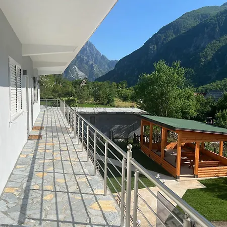 Familja Cuni 3* טת