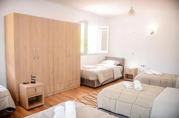 Familja Cuni מלון