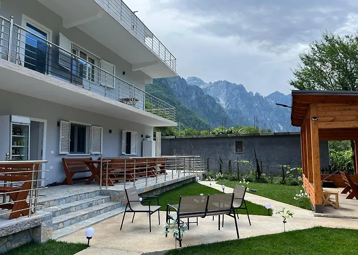 Familja çuni Hotel 3*